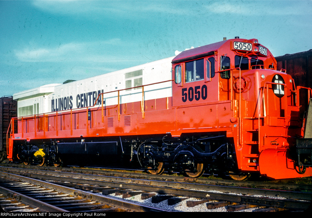 IC 5050, GE U33C NEW on the GE interchange track